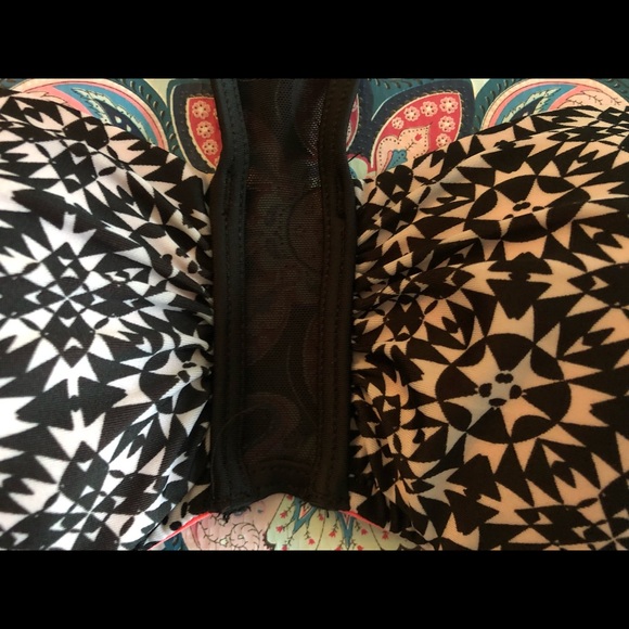 Black & White Print LaVieEnRose bikini top (New!) - Picture 2 of 6